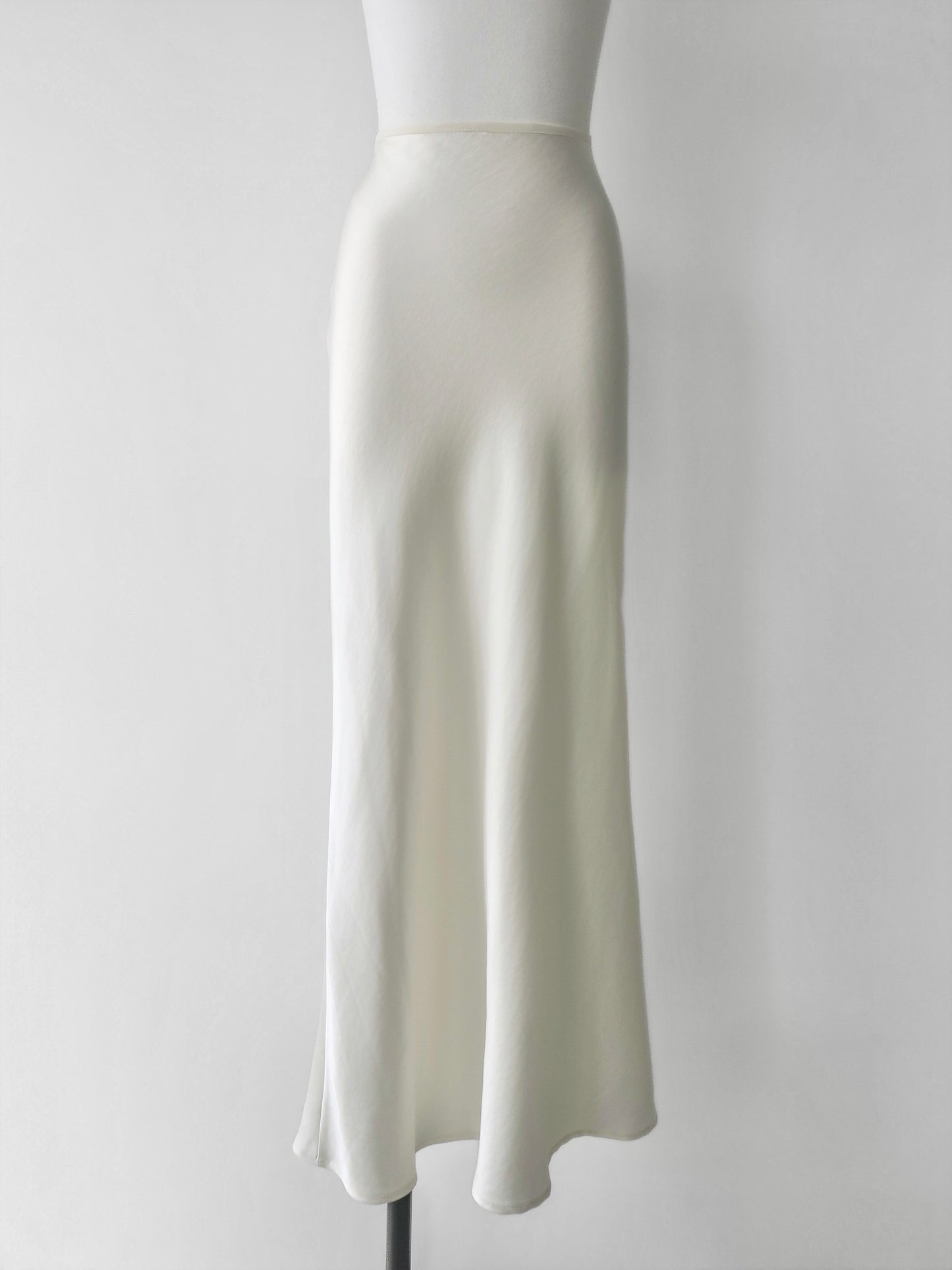 Lulà | Satin sleek maxi skirt