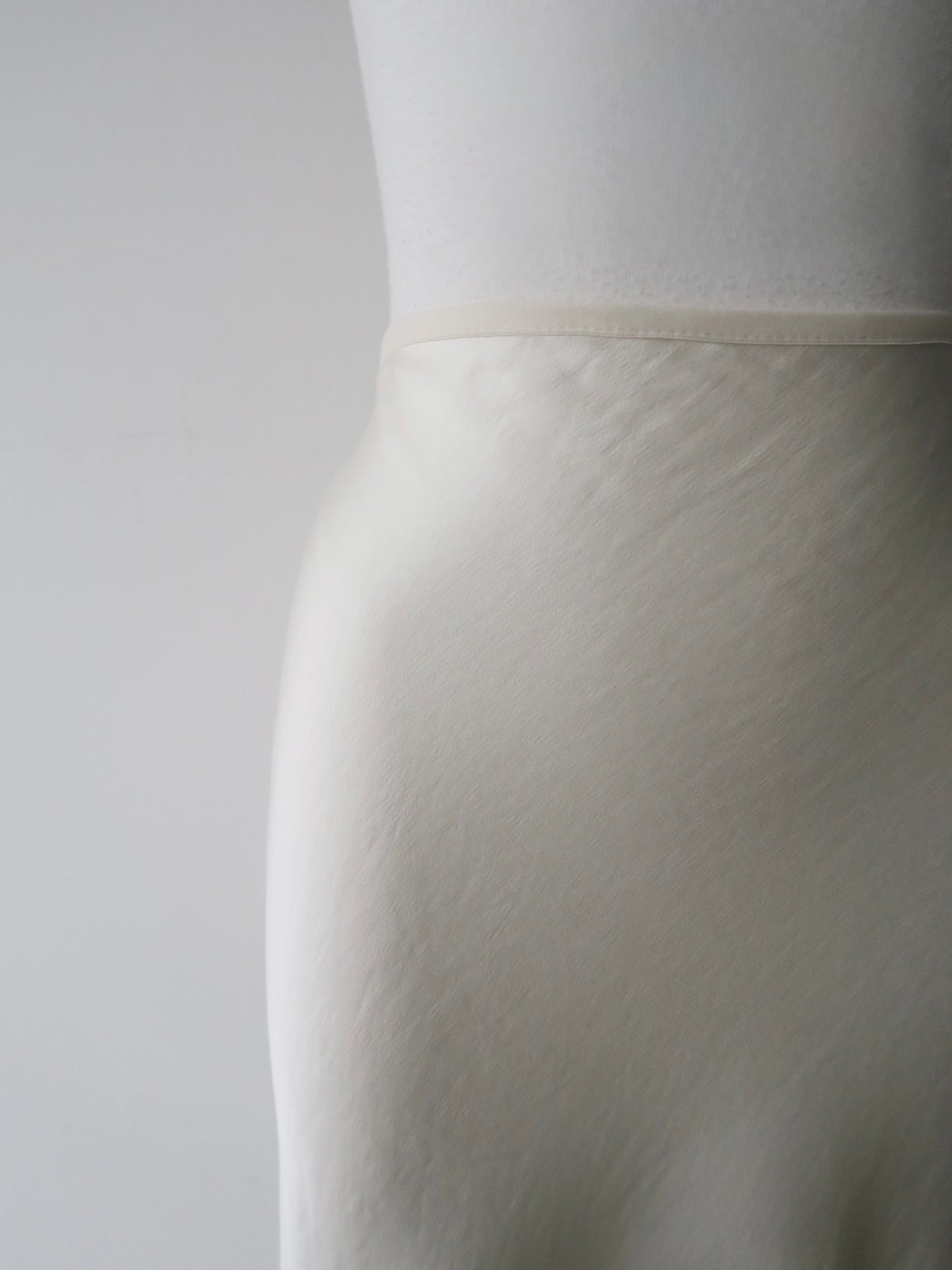 Lulà | Satin sleek maxi skirt